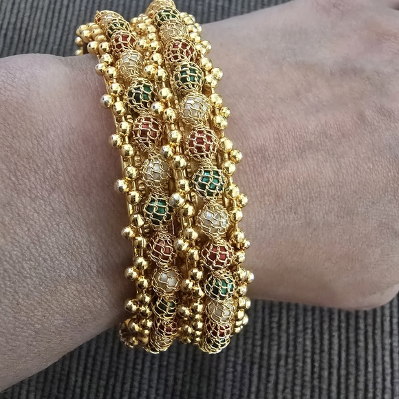 Elegant Gold and Green Beaded Bracelet - Picture 2 of 9